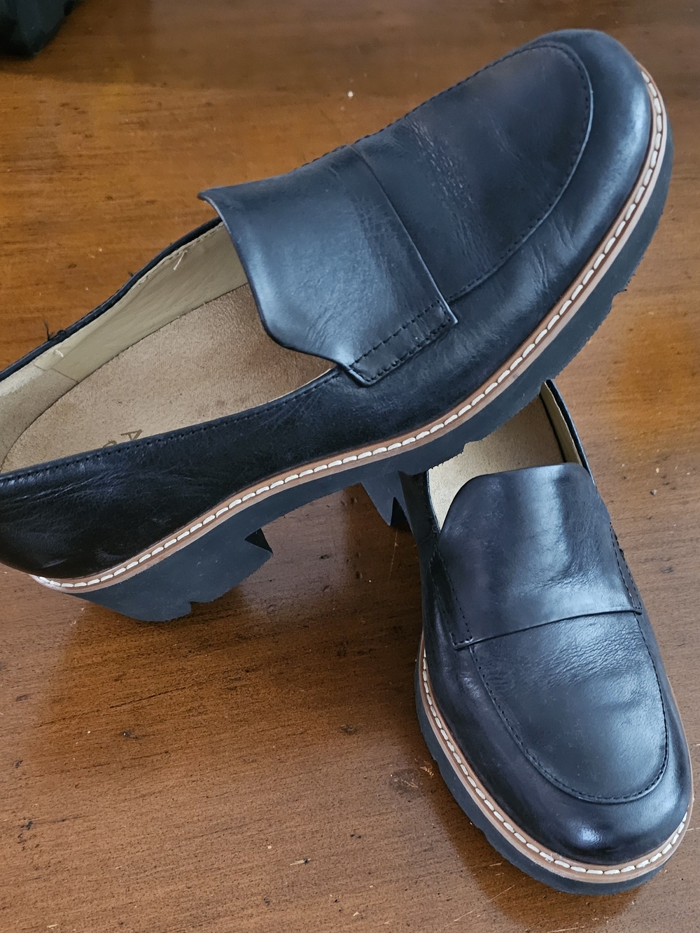 Naturalizer womens 7.5 Black Leather Slip-On Loafers